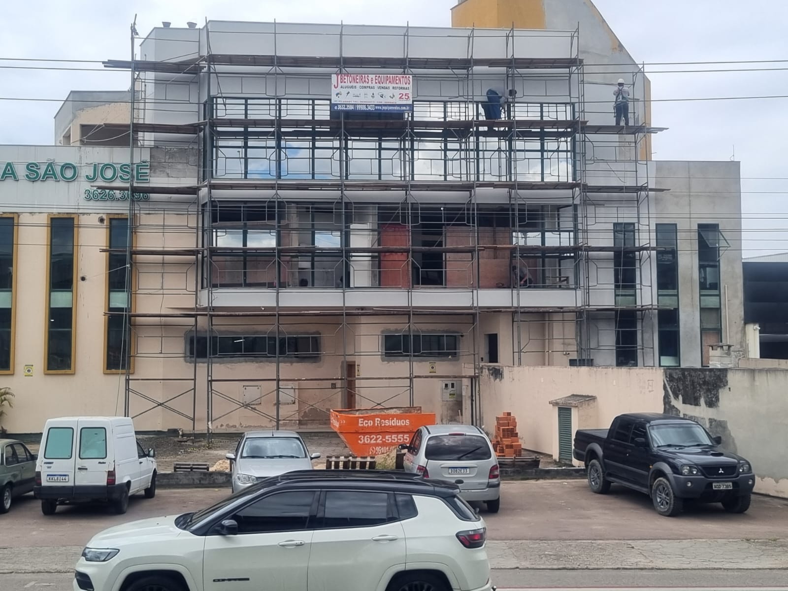 Obra com os andaimes fachadeiros